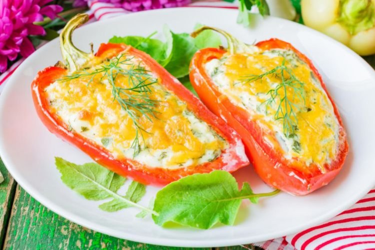 Paprika, gefüllt mit Quark, Feta und Kräutern