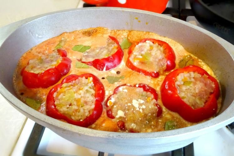 Gefüllte Paprika, in Sauerrahm gebacken