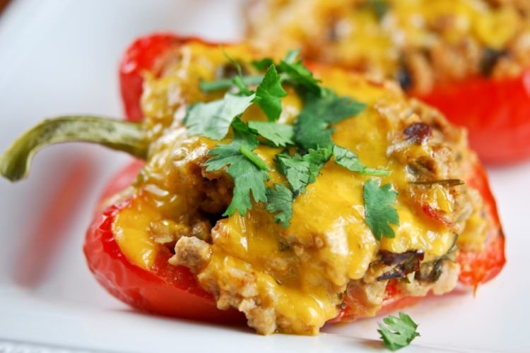 Gefüllte Paprika, mit Käse überbacken