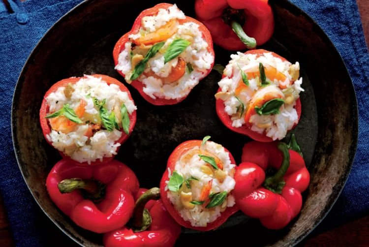 Paprika, gefüllt mit Reis und Garnelen