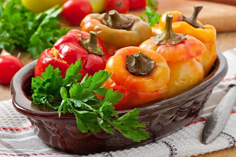 Gefüllte Paprika mit Tomaten aus dem Ofen