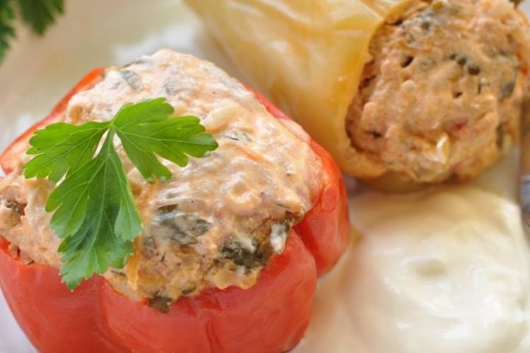 Gefüllte Paprika, in Sahnesauce gebacken