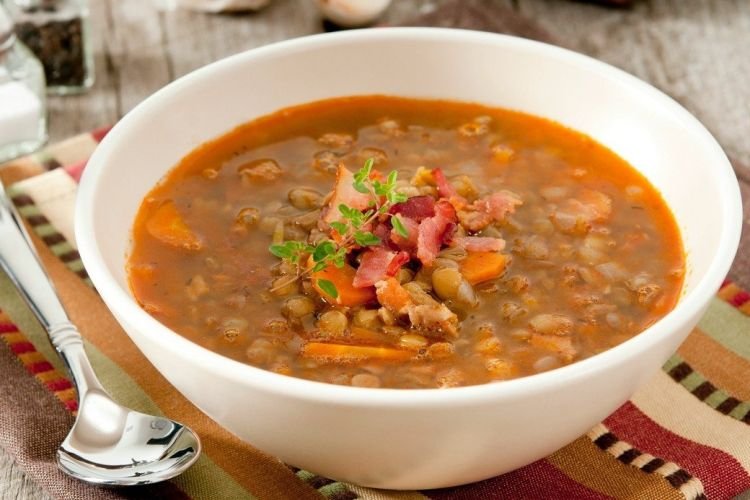 Sopa de lentejas con tocino