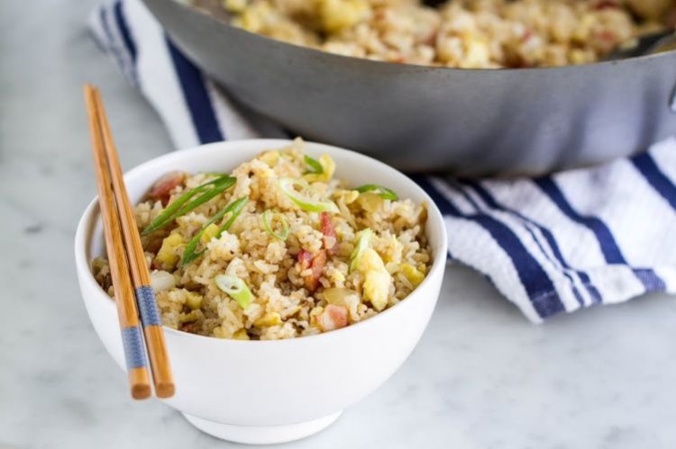 Arroz con tocino y huevo