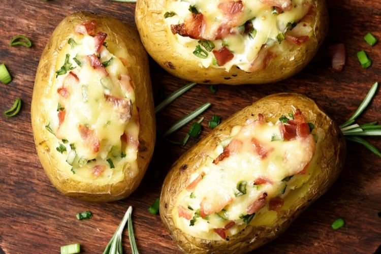 Patatas asadas con tocino y hierbas