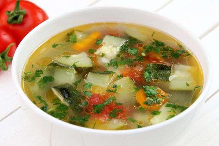 Sopa con tocino, calabacín y apio