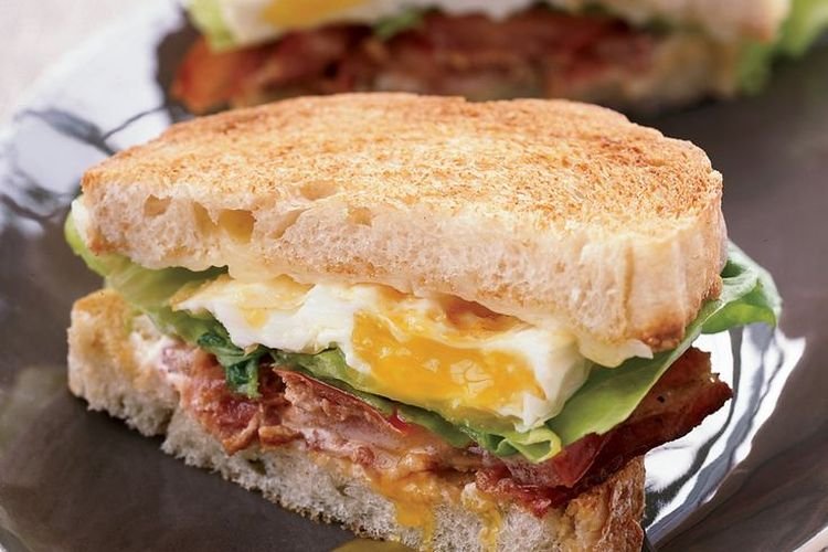 Sándwiches con tocino y huevo