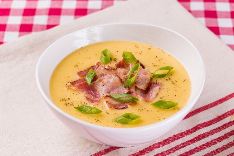 Sopa de patatas con tocino