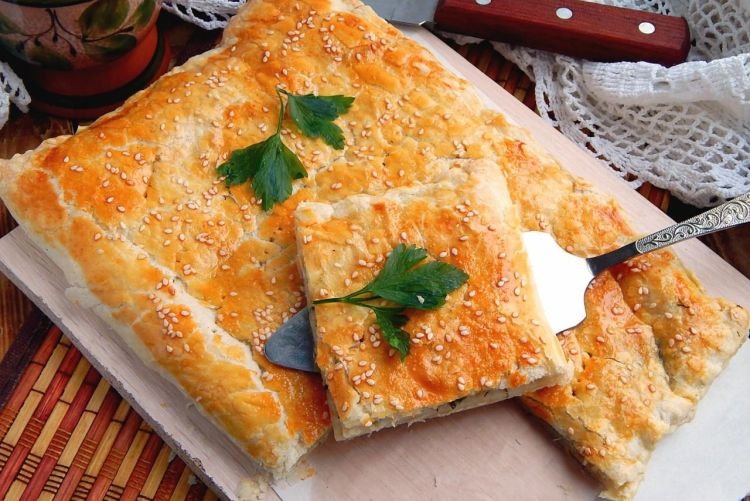 Pastel de hojaldre con tocino y verduras