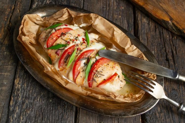 Hähnchenfilet mit Tomaten und Mozzarella
