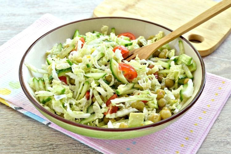 Salat mit Kohl und grünen Erbsen
