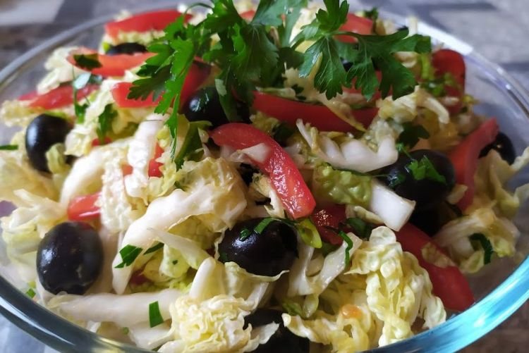 Krautsalat mit Oliven und Tomaten