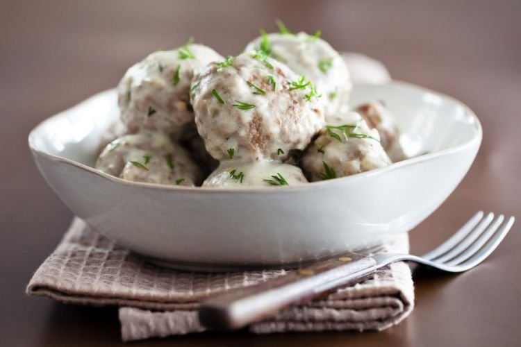 Hähnchenfrikadellen in Sahnesauce