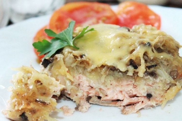 Lachsforelle mit Pilzen