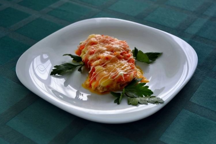 Lachsforelle mit Tomaten und Käse in der Pfanne