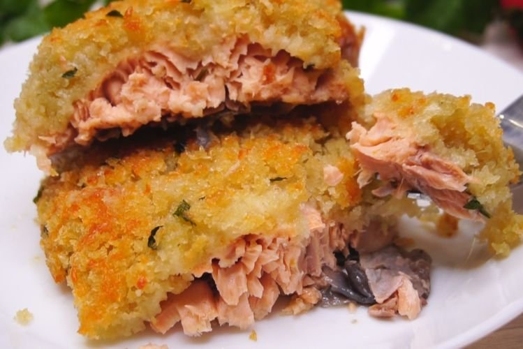 Lachsforelle unter Brotkruste