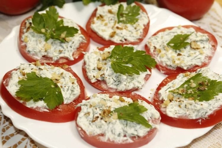 Tomates con verduras y yogur