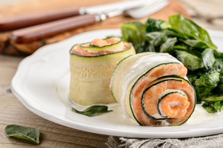 Rollo de pepino saludable con salmón y aguacate