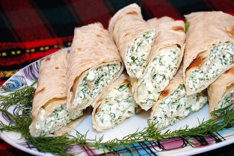 Rollo de lavash con requesón y aceitunas