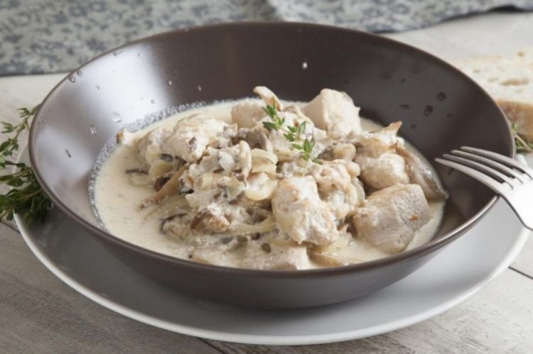 Hähnchen, in Sahnesauce geschmort