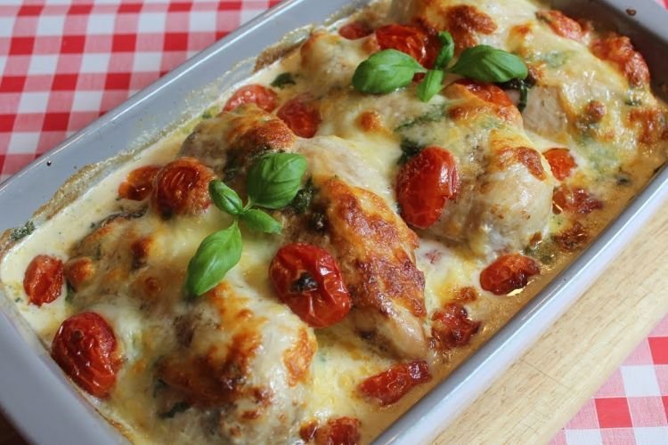 Hähnchen, mit Tomaten in Sahnesauce gebacken