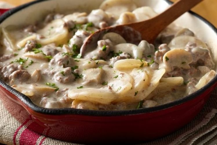 Hähnchen mit Pilzen und jungen Kartoffeln in Sahnesauce
