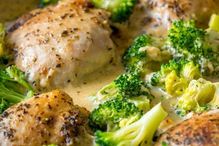 Hähnchen, mit Brokkoli in Sahnesauce gebacken