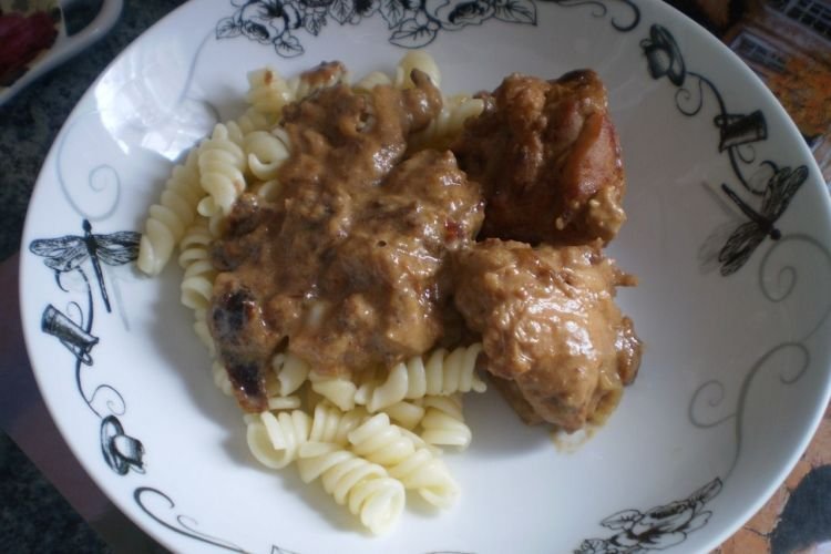 Hähnchen mit Pflaumen in Sahnesauce