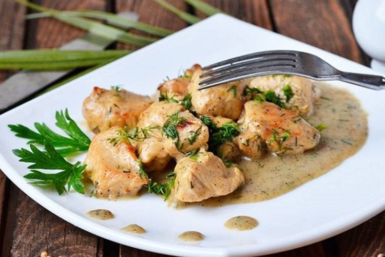Pikantes Hähnchen, in Sahnesauce geschmort
