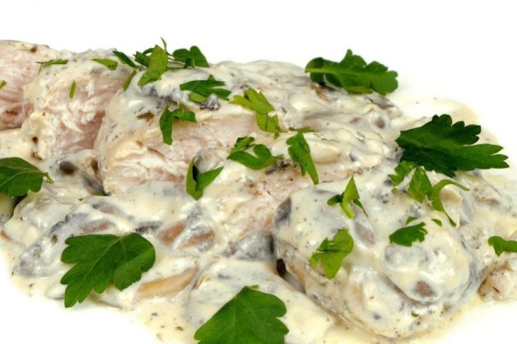 Hähnchen mit Nüssen und Mohn, in Sahnesauce geschmort