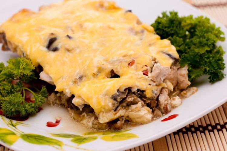 Hähnchen, mit Ananas, Auberginen und Sahne gebacken