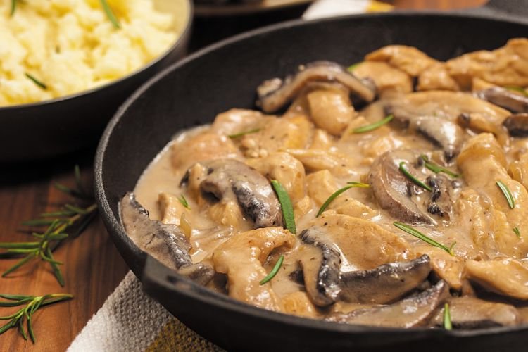 Hähnchen mit Pilzen in Sahnesauce