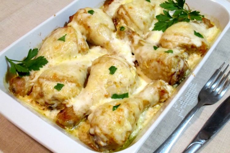 Hähnchen, in Sahnesauce gebacken