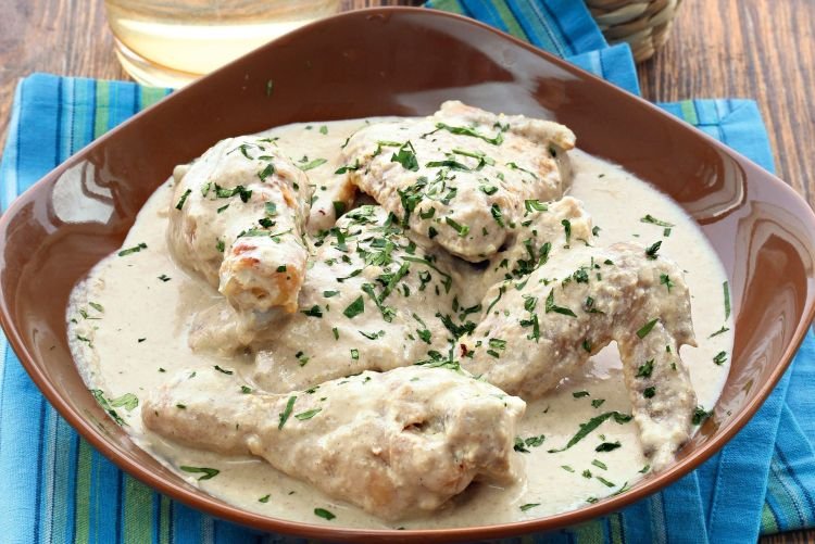 Hähnchen in Sahnesauce mit Nüssen und Kräutern