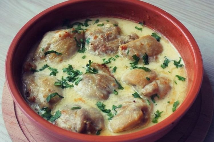 Hähnchen, in Sahne-Senf-Sauce geschmort