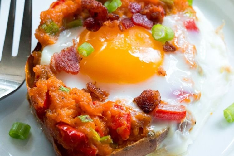 Süßkartoffel mit Ei zum Frühstück