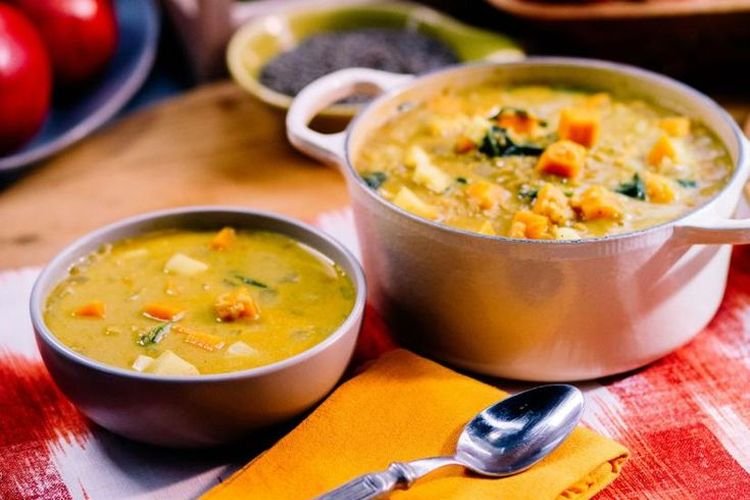 Leichte Gemüsesuppe mit Süßkartoffel