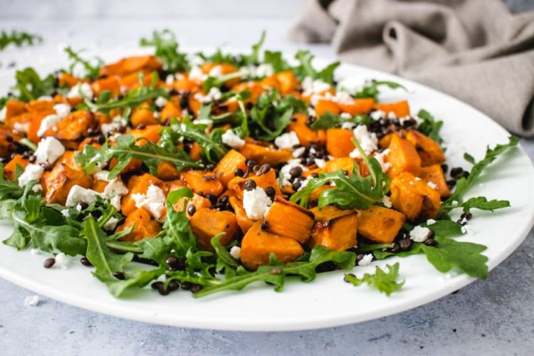 Salat mit Süßkartoffel und Feta