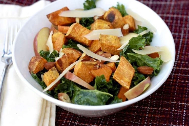 Salat mit Süßkartoffel und Apfel