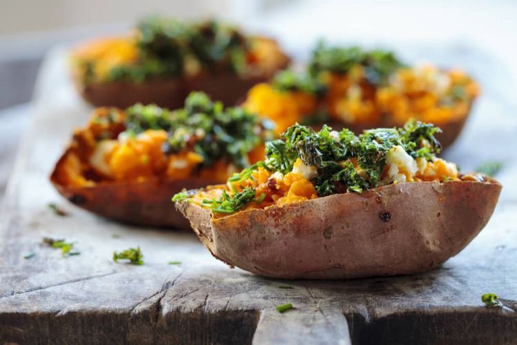 Gefüllte Süßkartoffel mit Paprika und Feta