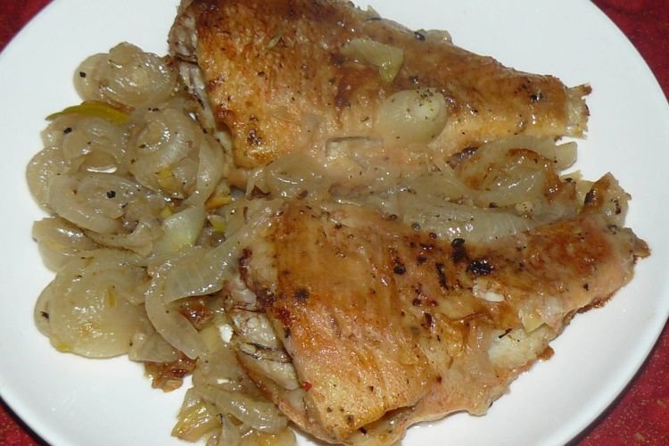 Gallineta nórdica con cebolla en sartén