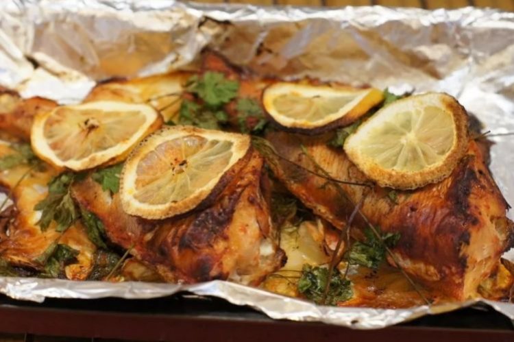 Gallineta nórdica con limón y hierbas