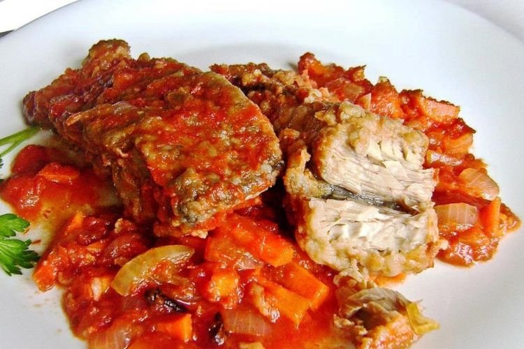 Gallineta nórdica estofada en salsa de tomate