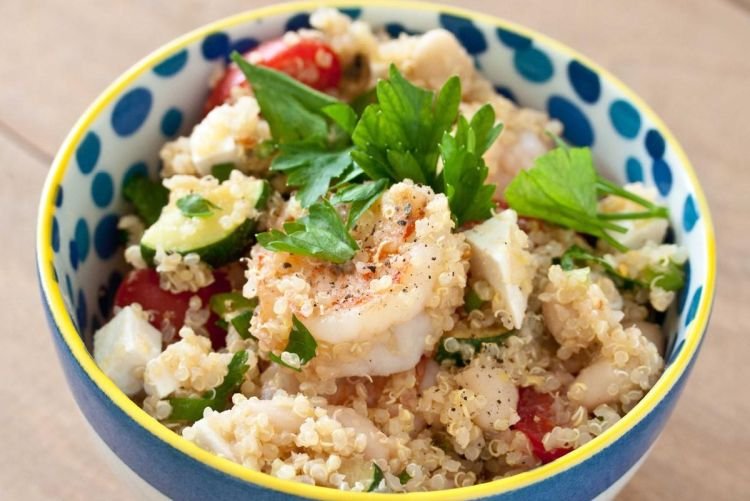 Salat mit Quinoa und Garnelen