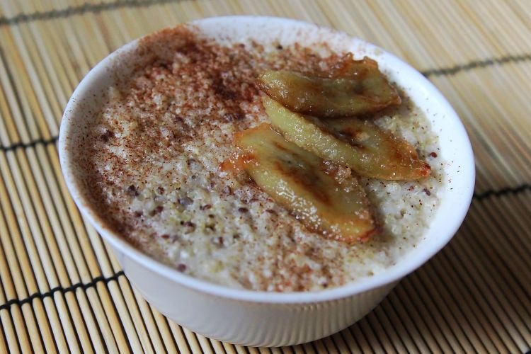 Quinoa mit Banane und Kokosmilch