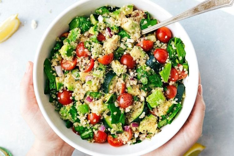 Gemischter Salat mit Quinoa und Avocado
