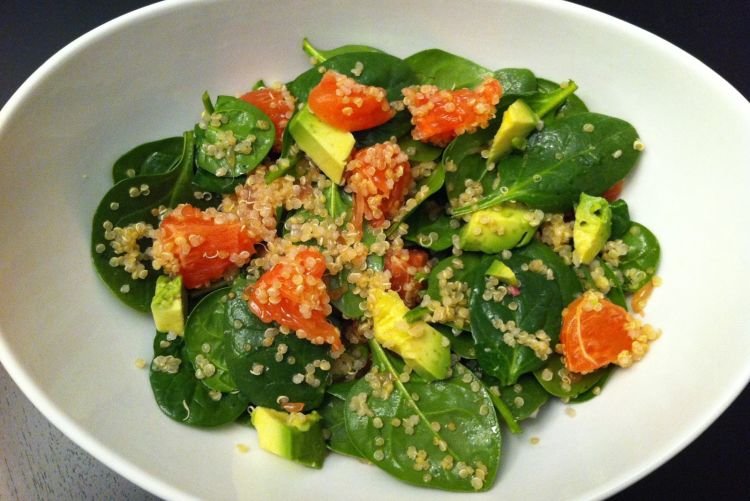 Salat mit Quinoa und Spinat