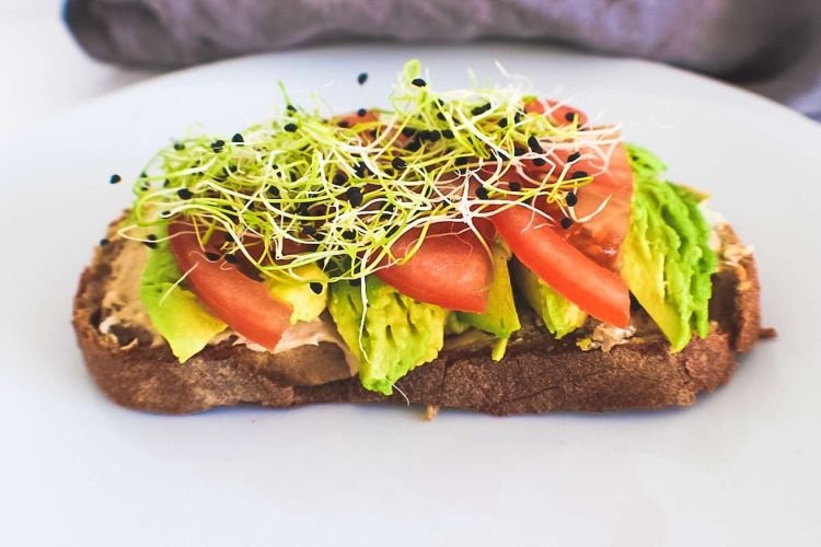 Sándwiches de atún y tomate