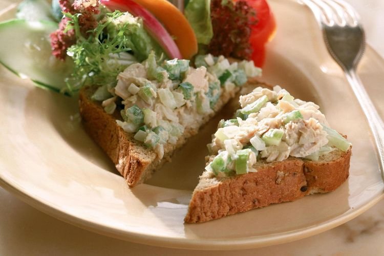 Sándwiches de atún y hierbas