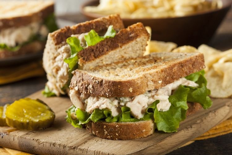 Sándwiches de atún y guisantes verdes
